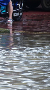 洪涝灾害暴雨积水恶劣天气蹚水积水中行车视频