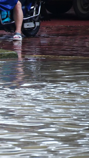 洪涝灾害暴雨积水恶劣天气蹚水积水中行车25秒视频