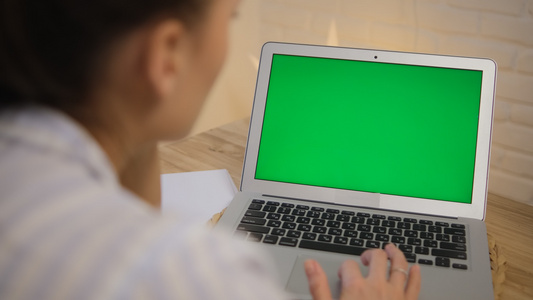 远程学习工作的概念绿色的电脑屏幕女孩坐在桌旁远程学习视频