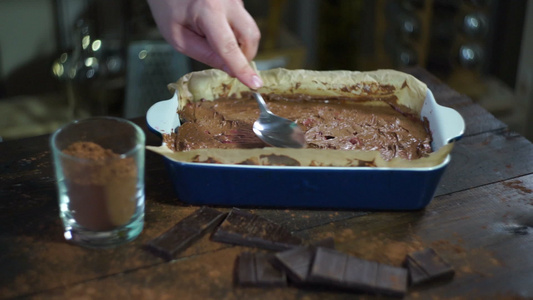 做巧克力甜点准备烤蛋糕人手撒巧克力视频