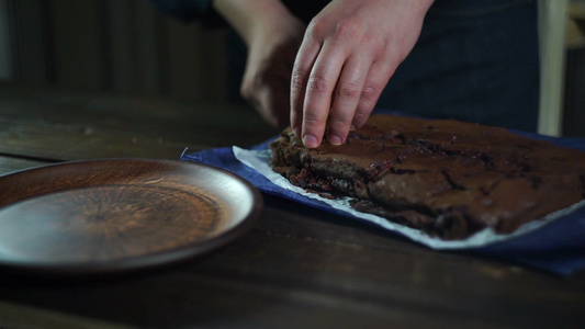 巧克力布朗尼在盘子上厨师做巧克力甜点[厨工]视频