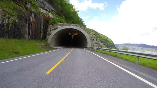 在隧道口路上驾驶汽车视频