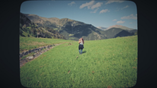 女人在山上的草地上行走视频