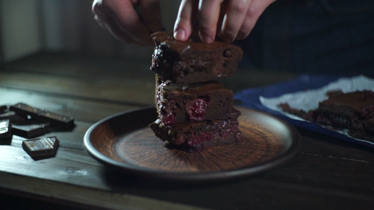 巧克力蛋糕片人手把一块巧克力蛋糕放在盘子上[调拨]视频