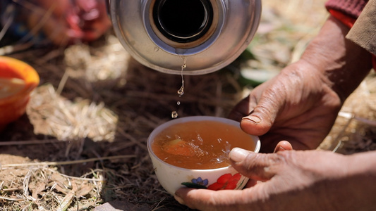 藏民在路上喝酥油茶视频