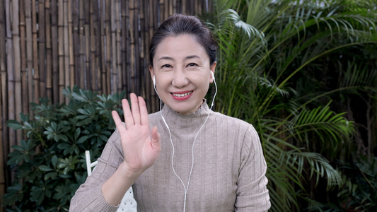 中年女性与家人视频通话[三四十岁]视频