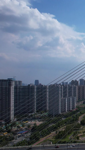 航拍城市蓝天白云晴朗天线自然天气道路桥梁武汉二七长江大桥江景素材视频