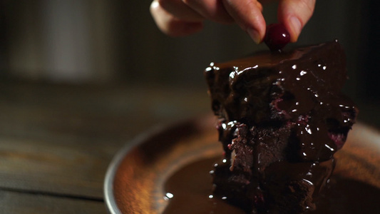 厨师把樱桃放在巧克力蛋糕上自制美味甜点视频