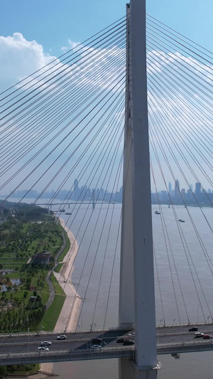 航拍城市蓝天白云晴朗天线自然天气道路桥梁武汉二七长江大桥江景素材63秒视频
