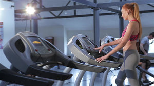 女性在健身中心跑步机上运动37秒视频