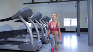 女子在健身中心锻炼9秒视频