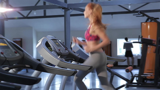 妇女在健身中心运动车上跑步视频