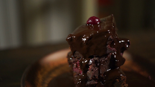 巧克力蛋糕在陶瓷盘上美味甜点布朗尼巧克力蛋糕视频