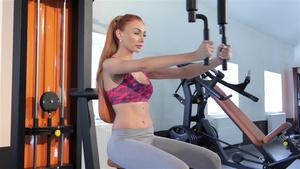 女子在健身中心做蝴蝶锻炼活动9秒视频