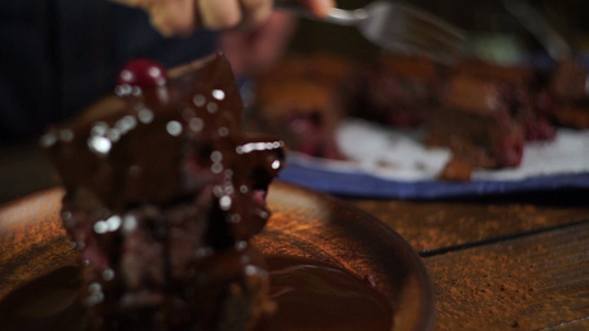 巧克力蛋糕男人吃甜蛋糕布朗尼加樱桃莓视频