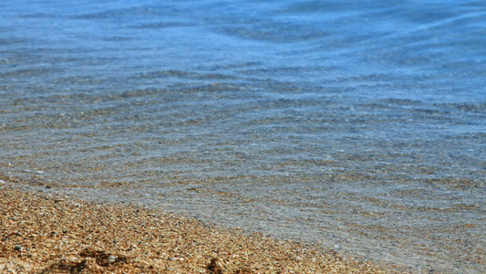 夏日沙海滨的清凉和透明水浪视频