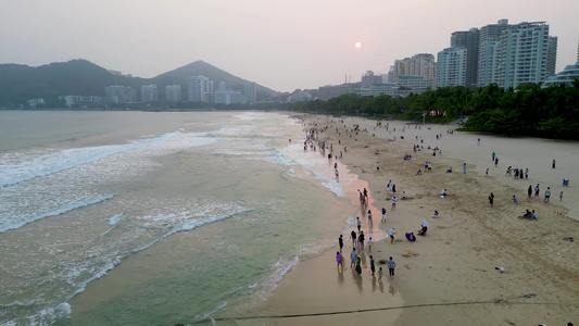 海南省三亚市三亚湾大东海旅游区沙滩上的旅游游客视频