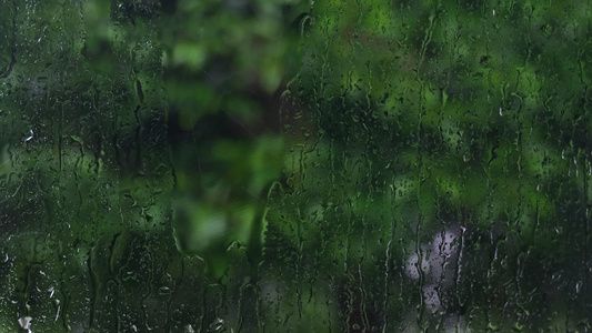 车窗上的雨水意境4K视频