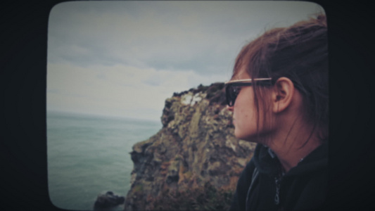 女人坐在悬崖边的悬崖边缘视频