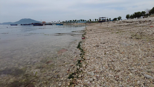 海边沙滩鹅卵石实拍大海海浪海鸥飞翔视频