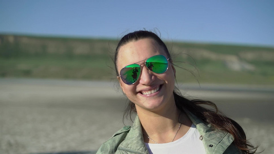 穿着绿色太阳镜的年轻女子微笑视频