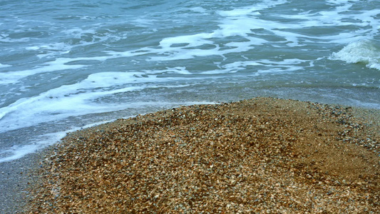 夏季海滩本底沙上水浪的海泡沫视频