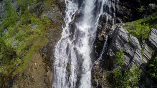 近景瀑布航拍自然视频