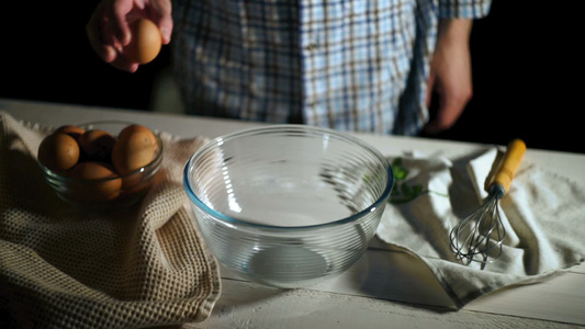 人手把鸡蛋打碎在碗里厨师把鸡蛋打碎在玻璃碗里视频