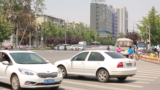 路边街景街采马路行人夏季晒视频