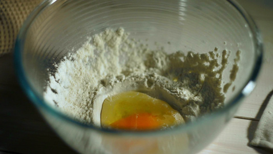 碗面粉和鸡蛋面团原料烹饪配料视频