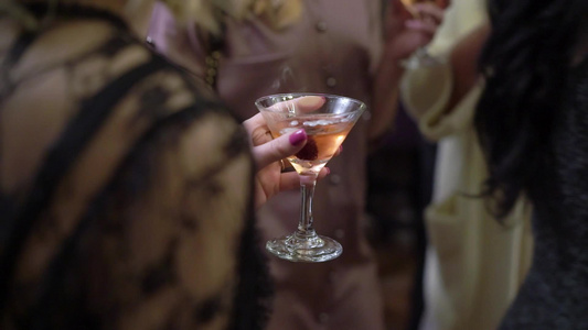 在派对上女士们喝着烈酒的杯子视频