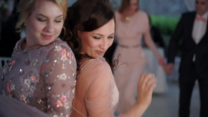 两个年轻女孩在聚会上跳舞在活动中穿着晚礼服的朋友婚礼10秒视频