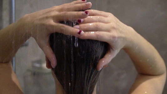 年轻女性洗澡视频