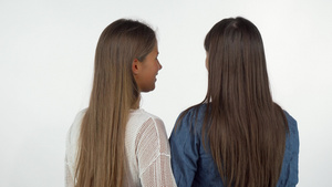 两名女性朋友在肩上微笑着向摄像机笑的后视镜镜头12秒视频