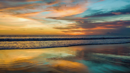 海洋的日落与沙子的反光视频
