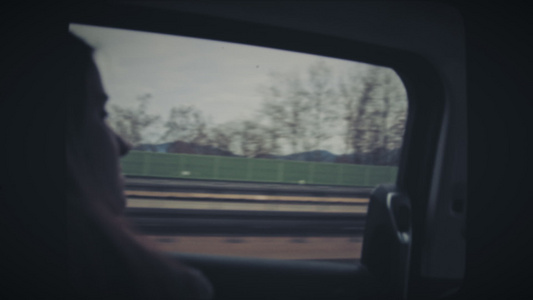 妇女骑车看窗户视频