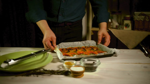 人准备自制的晚餐人把新鲜烤南瓜放在盘子上30秒视频