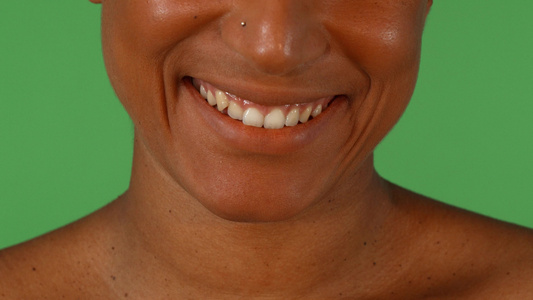 非洲妇女美丽笑容的摄影工作室肖像视频
