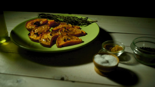 烤南瓜加香味药草健康食品有机南瓜菜视频