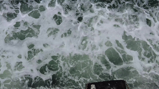 海边沙滩鹅卵石实拍大海海浪海鸥飞翔视频