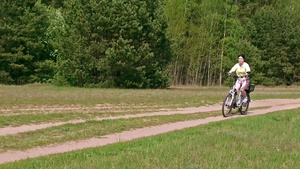 骑自行车的女人30秒视频