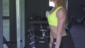 一名运动女性在健身房锻炼10秒视频