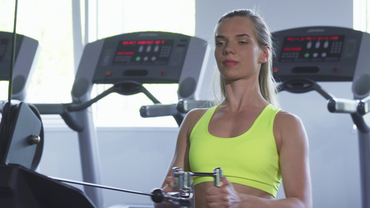 参加健身房有线排网运动的漂亮女运动家视频