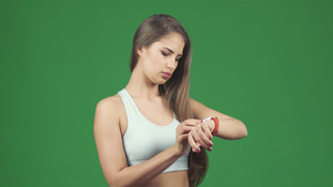 女运动员在健身前在看手表13秒视频