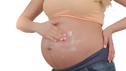 孕妇用乳霜涂抹腹部视频