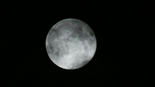 充满云夜晚月球视频