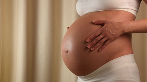 孕妇用手抚摸她的腹部23秒视频