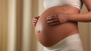 孕妇用手抚摸她的腹部40秒视频