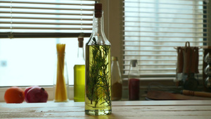 木制桌上的橄榄油瓶子14秒视频