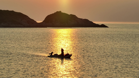 夕阳下的捕鱼渔民撒网捕捞打鱼视频